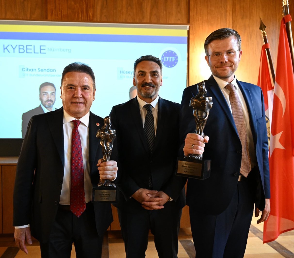 Türk Alman Dostluk Federasyonu DTF - Marcus König - Muhittin Böcek - Nürnberg-Antalya Büyükşehir Belediye Başkanı - Kybele Ödülü - Picture 3-min