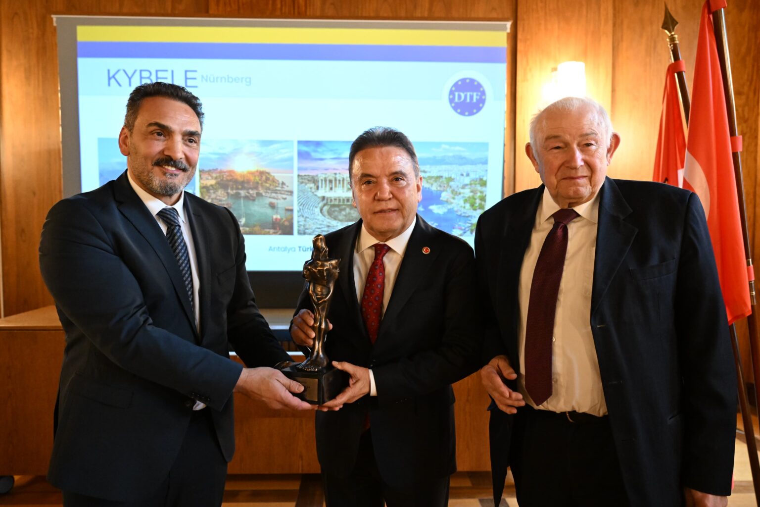 Türk Alman Dostluk Federasyonu DTF - Muhittin Böcek - Antalya Büyükşehir Belediye Başkanı - Kybele Ödülü - Picture 10-min